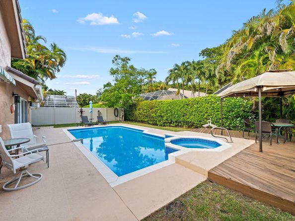 608 Misty Oaks Ln, Pompano Beach FL 33069