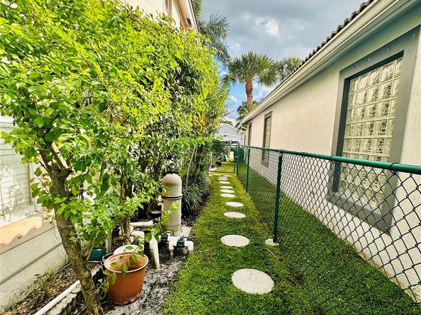 5522 NW 125th Ter, Coral Springs FL 33076