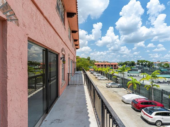 650 Tennis Club Dr 303, Fort Lauderdale FL 33311