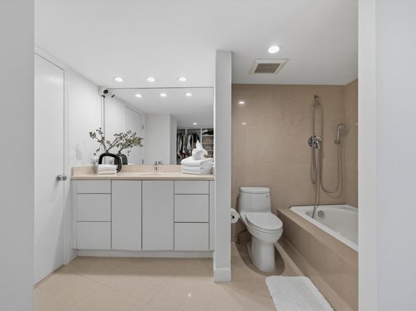 100 Sunrise Avenue 520/521, Palm Beach FL 33480