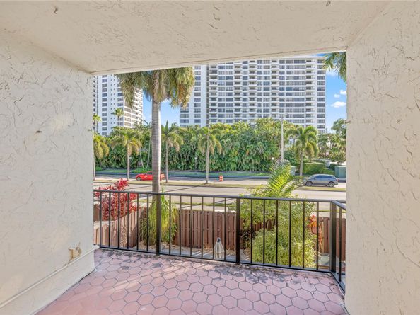 2212 NE 7th St, Hallandale Beach FL 33009