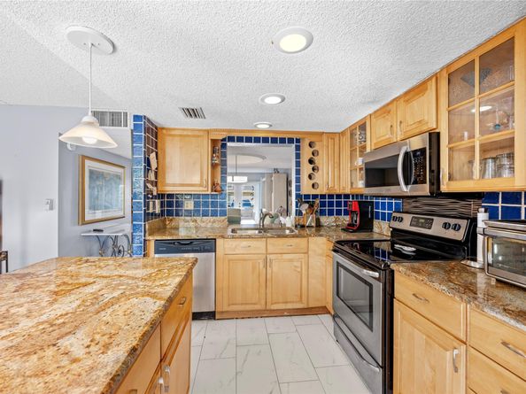 2212 NE 7th St, Hallandale Beach FL 33009