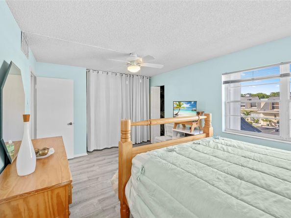 2212 NE 7th St, Hallandale Beach FL 33009