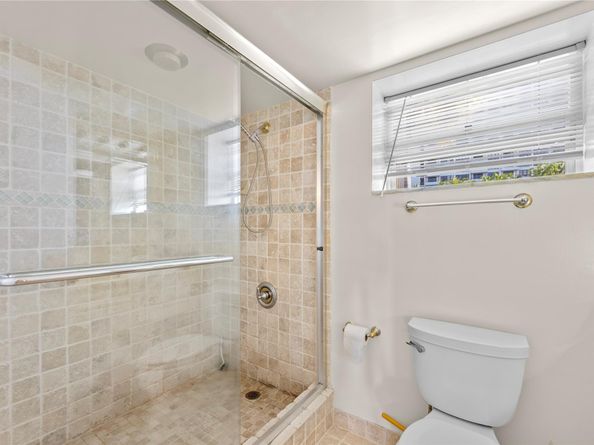 2212 NE 7th St, Hallandale Beach FL 33009