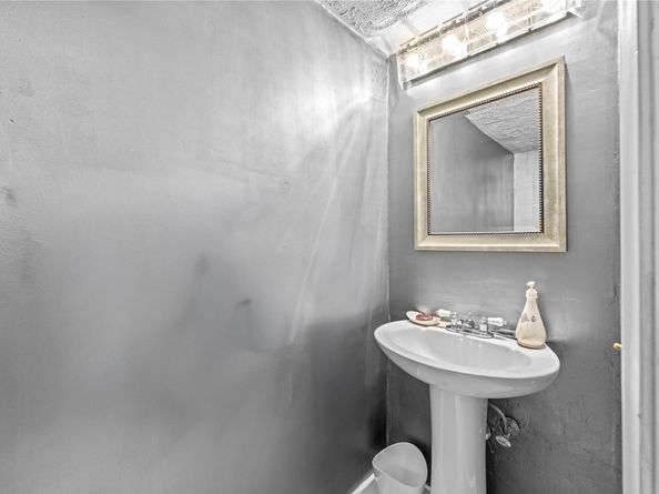 2212 NE 7th St, Hallandale Beach FL 33009