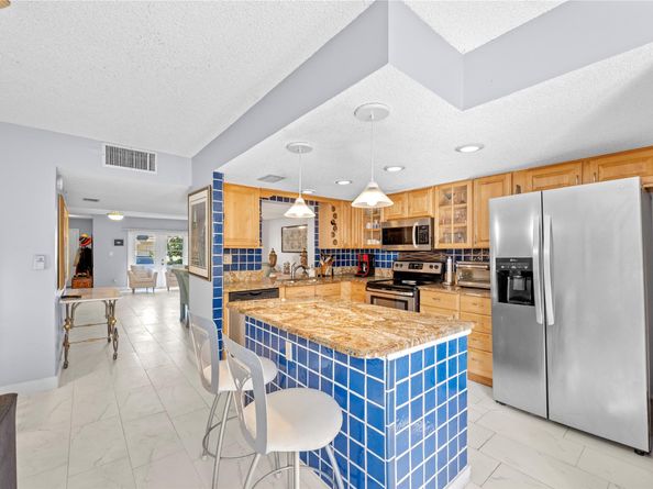 2212 NE 7th St, Hallandale Beach FL 33009