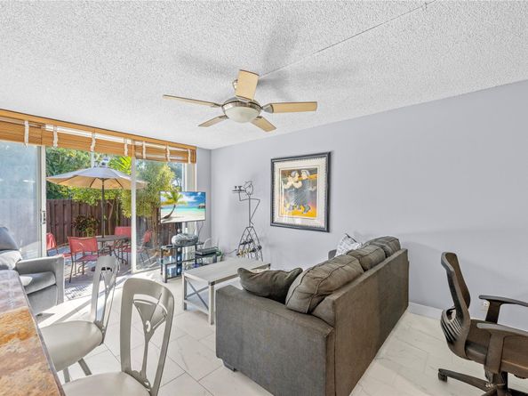 2212 NE 7th St, Hallandale Beach FL 33009