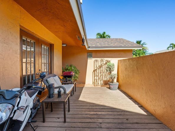 940 SW 96th Avenue, Pembroke Pines FL 33025