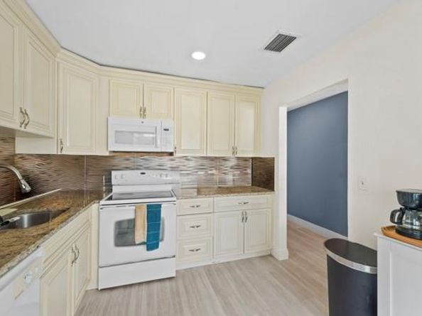 9302 SW 5th St B, Boca Raton FL 33428