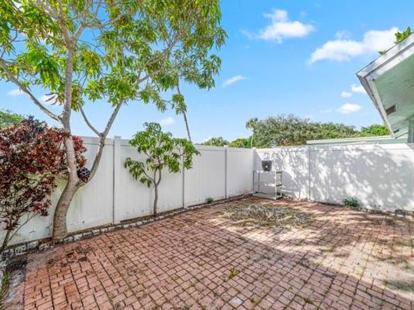 9302 SW 5th St B, Boca Raton FL 33428