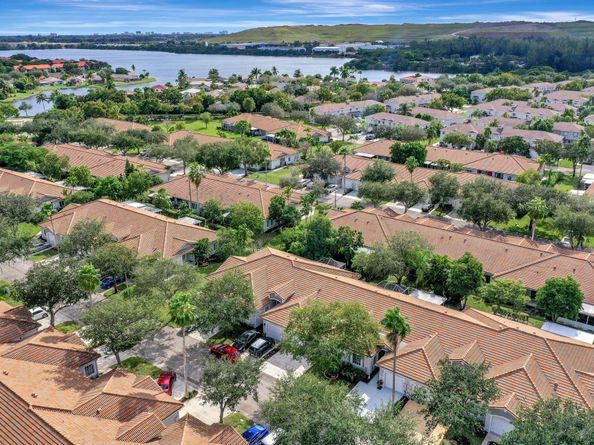 4746 SW 12th Pl, Deerfield Beach FL 33442