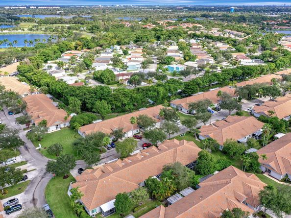 4746 SW 12th Pl, Deerfield Beach FL 33442