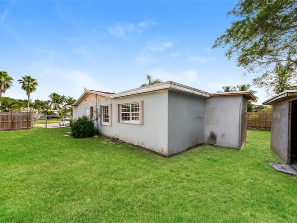 1351 SW 10th Ave, Deerfield Beach FL 33441