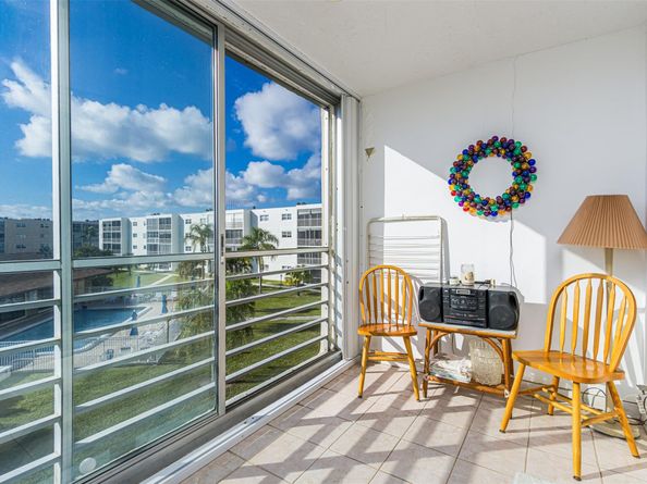 414 SE 10th St 302, Dania Beach FL 33004