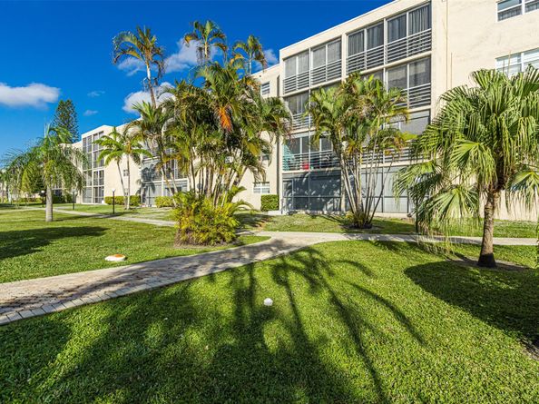 414 SE 10th St 302, Dania Beach FL 33004