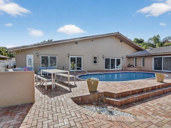 9541 Sea Turtle Dr, Plantation FL 33324