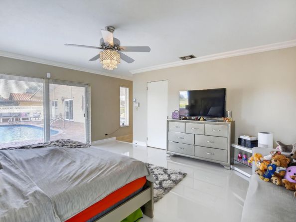 9541 Sea Turtle Dr, Plantation FL 33324