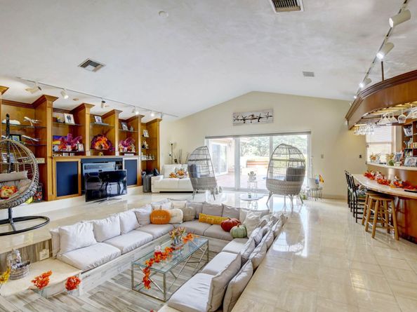 9541 Sea Turtle Dr, Plantation FL 33324