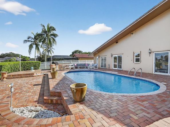 9541 Sea Turtle Dr, Plantation FL 33324