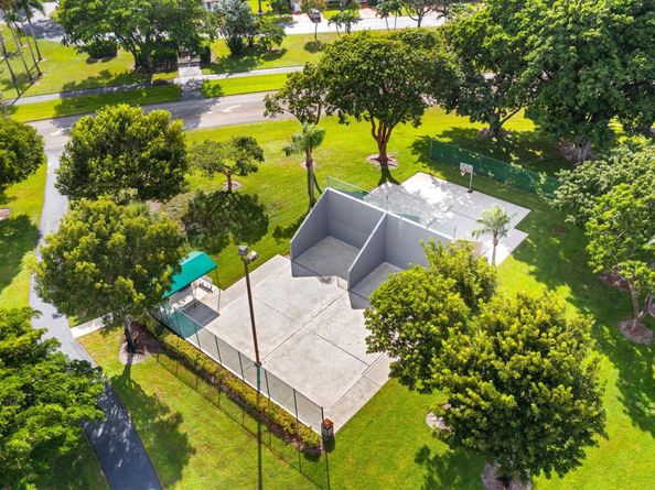 8333 Springlake Dr A, Boca Raton FL 33496