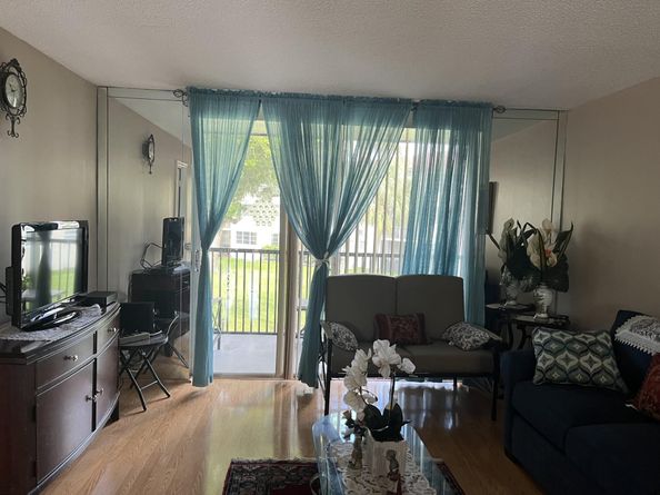 9800 N Hollybrook Lake Dr 202, Pembroke Pines FL 33025