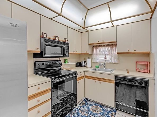 9800 N Hollybrook Lake Dr 202, Pembroke Pines FL 33025
