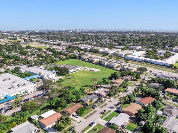 941 NE 51st Street, Deerfield Beach FL 33064