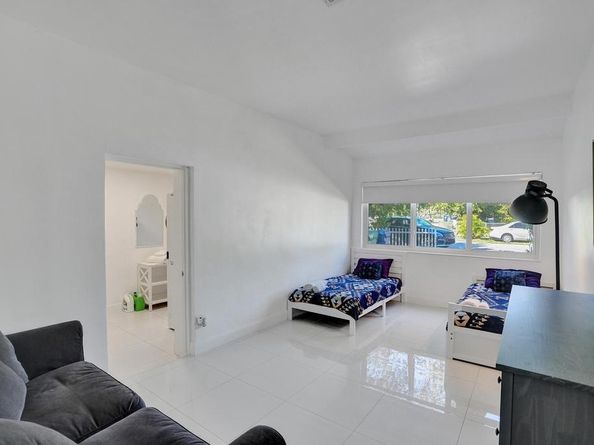 1050 NE 150th St, Miami FL 33161