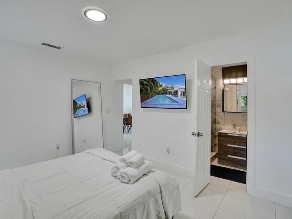 1050 NE 150th St, Miami FL 33161