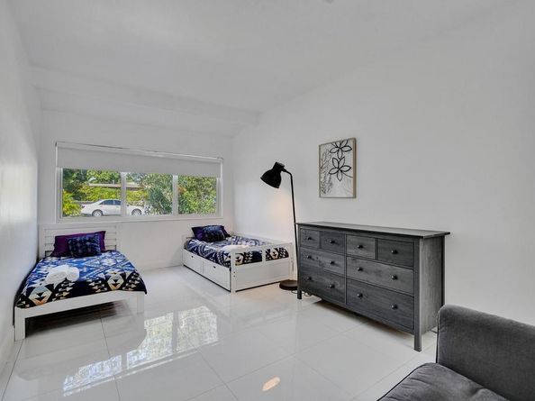 1050 NE 150th St, Miami FL 33161