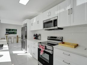 1050 NE 150th St, Miami FL 33161