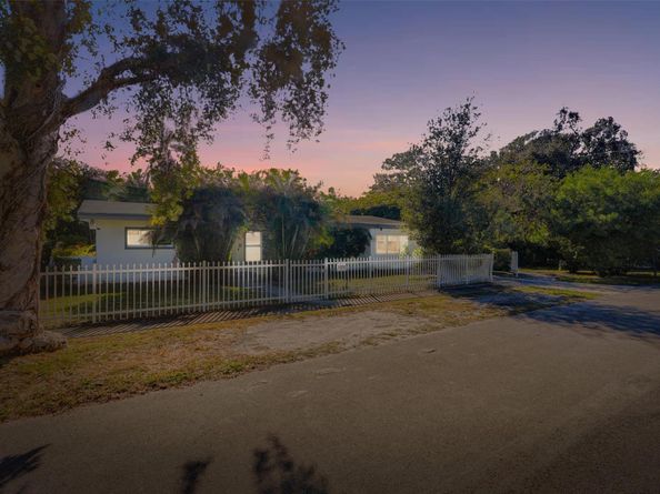 1050 NE 150th St, Miami FL 33161