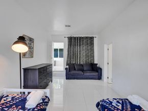 1050 NE 150th St, Miami FL 33161