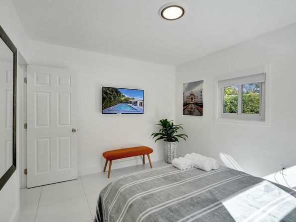 1050 NE 150th St, Miami FL 33161