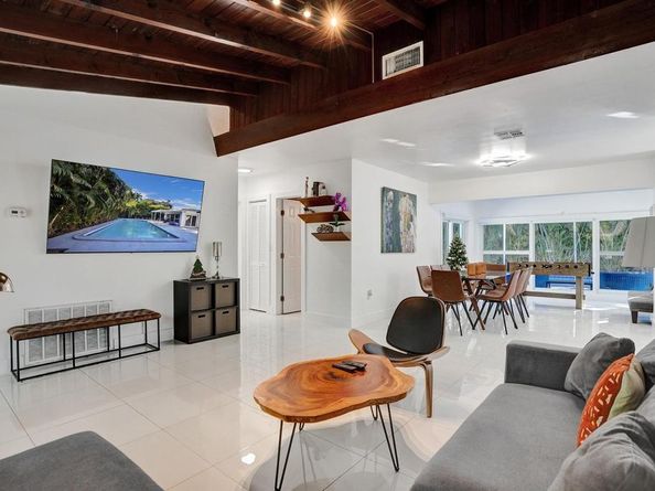 1050 NE 150th St, Miami FL 33161