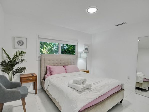 1050 NE 150th St, Miami FL 33161