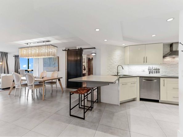 2425 Presidential Way 1806, West Palm Beach FL 33401