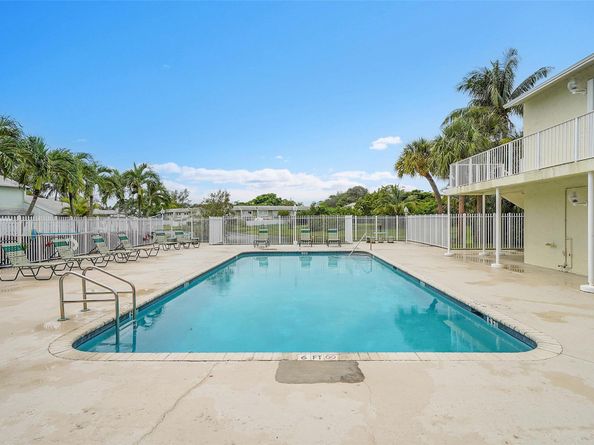 809 Crystal Lake Dr 809, Deerfield Beach FL 33064