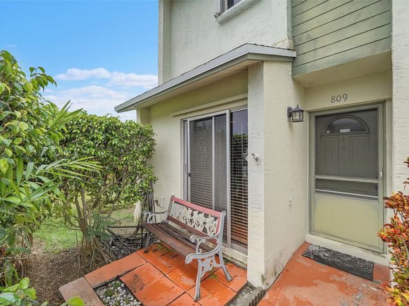 809 Crystal Lake Dr 809, Deerfield Beach FL 33064