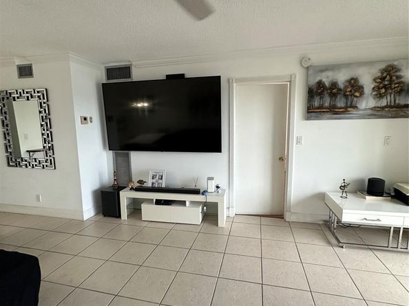 1101 Crystal Lake Dr 608, Deerfield Beach FL 33064