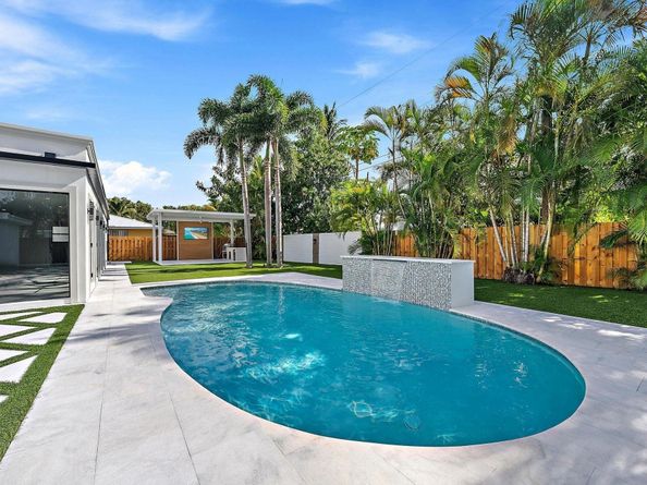 391 W Riverside Drive, Tequesta FL 33469