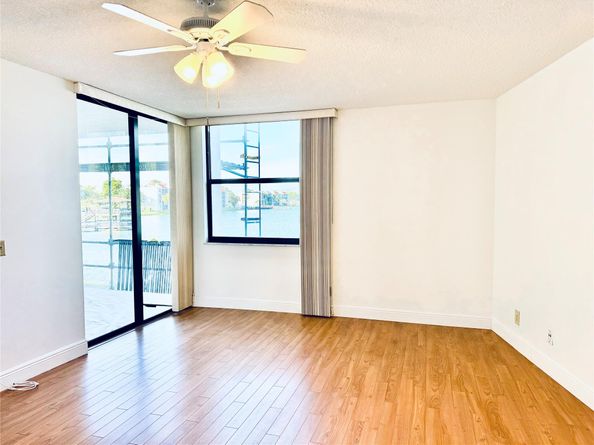 112 Lake Emerald 206, Oakland Park FL 33309