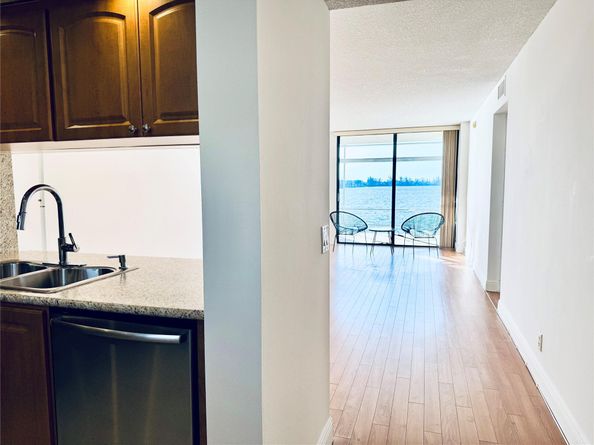 112 Lake Emerald 206, Oakland Park FL 33309