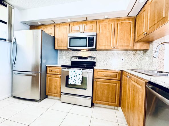 112 Lake Emerald 206, Oakland Park FL 33309