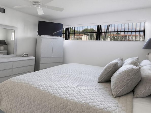 381 S HollybrookDrive 204, Pembroke Pines FL 33025