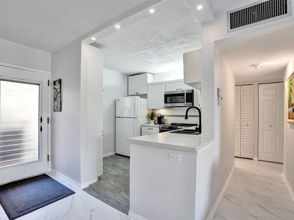 2801 Somerset Dr 205, Lauderdale Lakes FL 33311