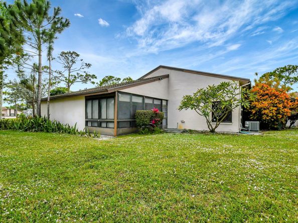 6107 Elsinore Circle, Greenacres FL 33463