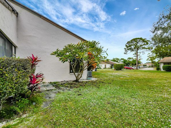 6107 Elsinore Circle, Greenacres FL 33463