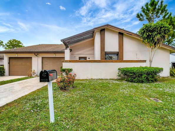 6107 Elsinore Circle, Greenacres FL 33463
