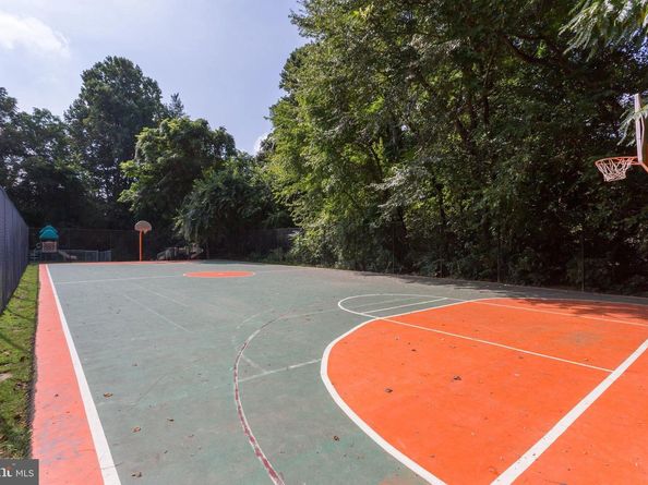 6137 Leesburg Pike 406, Falls Church VA 22041